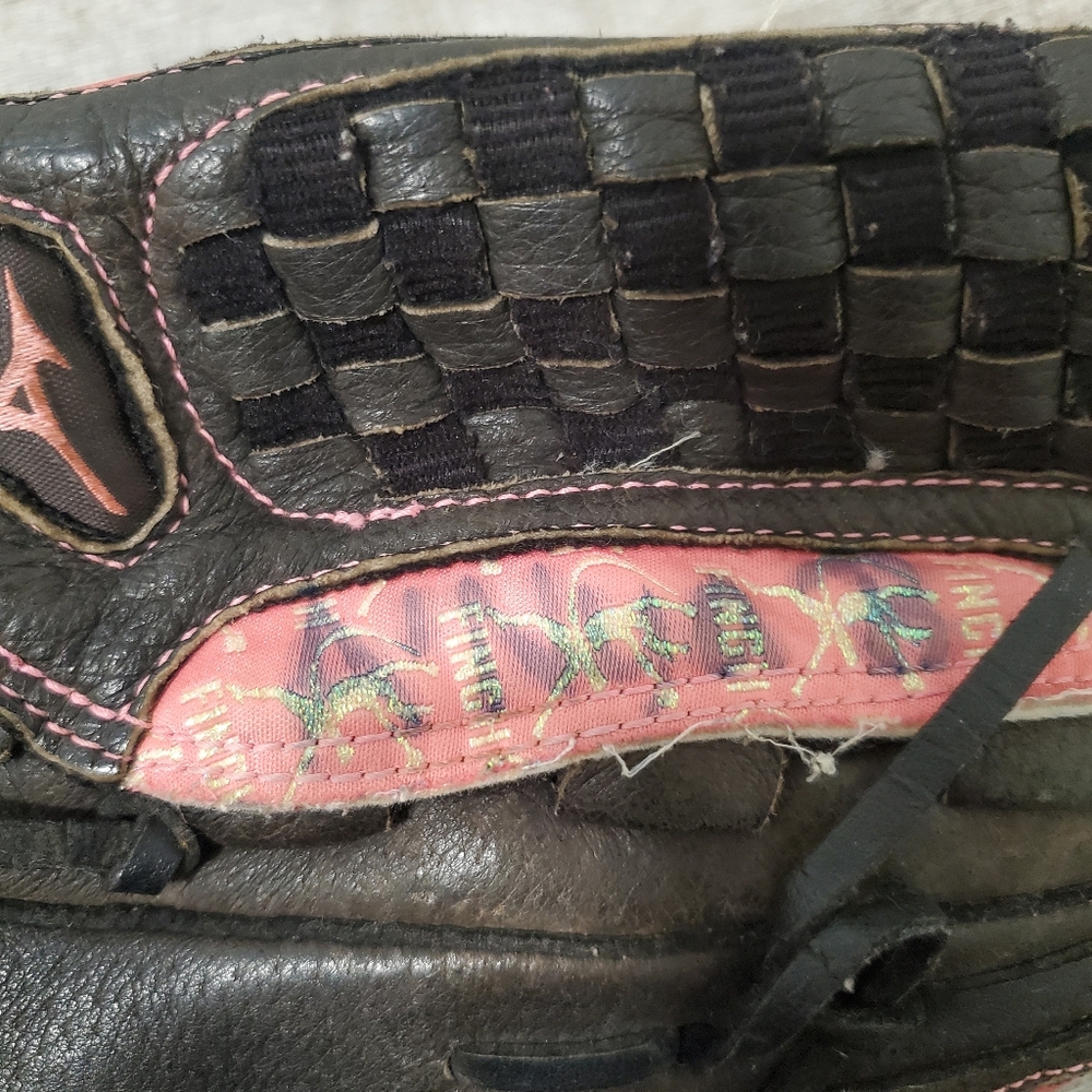 Mizuno Pink and Black Leather Catching Mitt - Picture 9 of 11